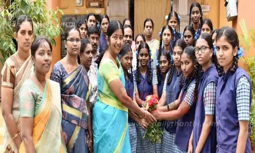 அரசு பள்ளிக்கூடங்களில்ஆசிரியர் தின விழா கொண்டாட்டம்பரிசு கொடுத்து வாழ்த்து பெற்ற மாணவ-மாணவிகள்