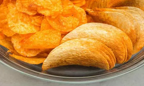 ஈரோட்டில் உள்ள டிபார்ட்மெண்ட் ஸ்டோரில்6½ கிலோ காலாவதியான உணவு பொருட்கள் பறிமுதல்உணவு பாதுகாப்பு அதிகாரிகள் நடவடிக்கை