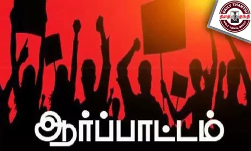 போராட்டம் நடத்தி வரும் விவசாயிகளுடன் மந்திரி செலுவராயசாமி பேச்சுவார்த்தை போராட்டம் நடத்தி வரும் விவசாயிகளுடன் மந்திரி செலுவராயசாமி பேச்சுவார்த்தை