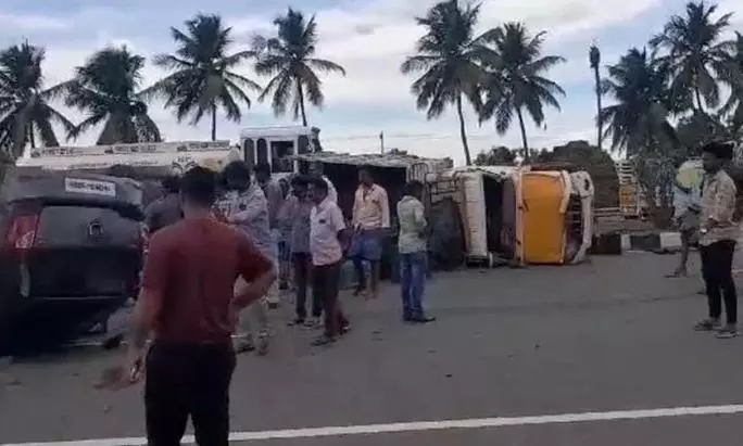 வேன்-கார் கவிழ்ந்தது; 4 பேர் காயம் வேன்-கார் கவிழ்ந்தது; 4 பேர் காயம்