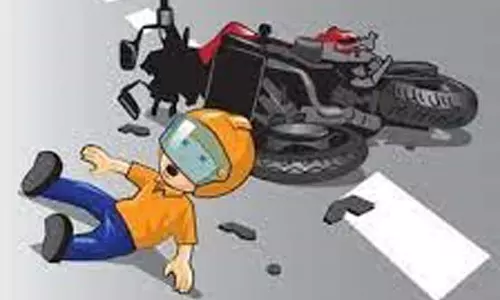 வேன் மீது மோட்டார்சைக்கிள் மோதல்; கல்லூரி மாணவர் பலி