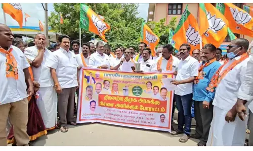 பா.ஜ.க.வினர் பிச்சை எடுக்கும் போராட்டம்