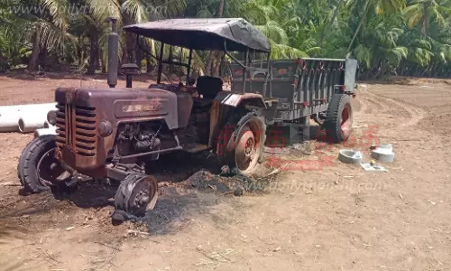 ஜேடர்பாளையம் பகுதியில் தொடரும் பரபரப்பு:டிராக்டர், வாழை மற்றும் மரவள்ளி செடிகளுக்கு தீ வைப்புபோலீசார் தீவிர விசாரணை