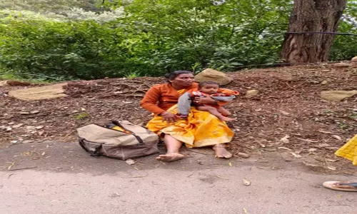 ஊட்டி-மேட்டுப்பாளையம் சாலையில் மொபட் மீது லாரி மோதல்; சிறுமி உள்பட 2 பேர் பலி