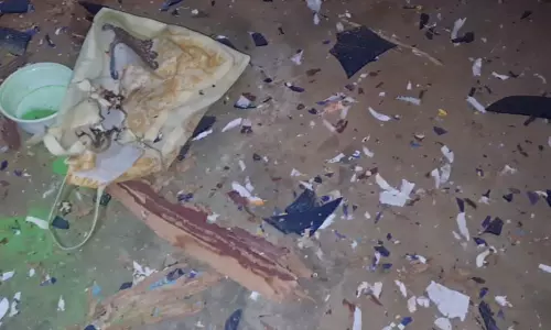 ெரயில்வே ஊழியர் வீட்டில் வெடிகுண்டு வீச்சு