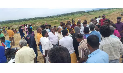 மணல் அள்ளிய டிராக்டர்களை சிறைபிடித்து போராட்டம்