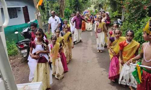 நீலகிரியில் ஜெயந்தி விழா: கிருஷ்ணர்- ராதை வேடமிட்டு குழந்தைகள் ஊர்வலம்-கோவில்களில் சிறப்பு பூஜைகள் நடந்தன