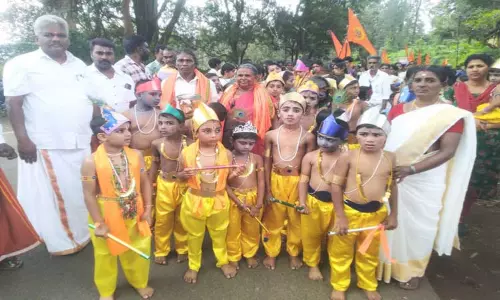 பிதிர்காட்டில் கிருஷ்ண ஜெயந்தி ஊர்வலம்-பொம்மன், பெள்ளி தொடங்கி வைத்தனர்
