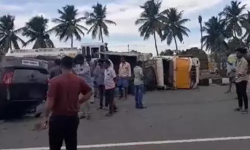 வேன்-கார் கவிழ்ந்தது; 4 பேர் காயம் வேன்-கார் கவிழ்ந்தது; 4 பேர் காயம்