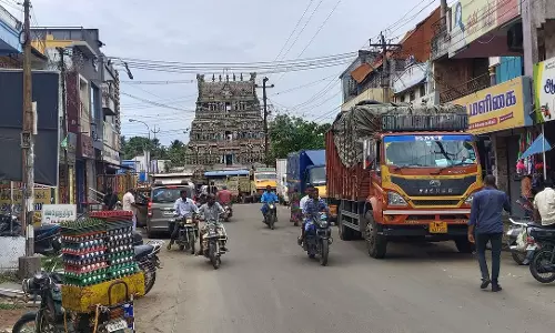 போக்குவரத்துக்கு இடையூறாக வாகனங்கள் நிறுத்திவைப்பு