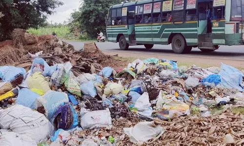 குப்பைக் கழிவுகளை கொட்டும் மர்ம நபர்கள் குப்பைக் கழிவுகளை கொட்டும் மர்ம நபர்கள்