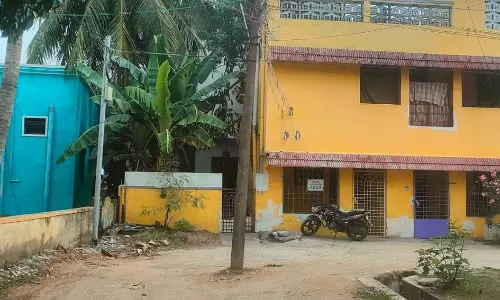 விழுப்புரத்தில் சாலையின் நடுவே உள்ள மின் கம்பத்தால் விபத்து அபாயம் நடவடிக்கை எடுக்க பொதுமக்கள் கோரிக்கை விழுப்புரத்தில் சாலையின் நடுவே உள்ள மின் கம்பத்தால் விபத்து அபாயம் நடவடிக்கை எடுக்க பொதுமக்கள் கோரிக்கை