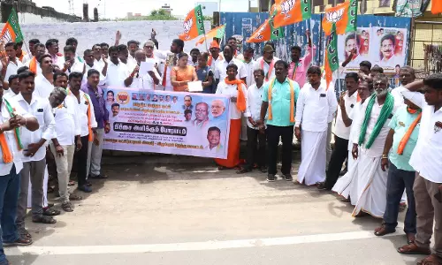 திமுக அரசை கண்டித்து விழுப்புரம்- வானூரில் பா.ஜ.க.வினர் தடையை மீறி ஆர்ப்பாட்டம் 83 பேர் கைது திமுக அரசை கண்டித்து விழுப்புரம்- வானூரில் பா.ஜ.க.வினர் தடையை மீறி ஆர்ப்பாட்டம் 83 பேர் கைது