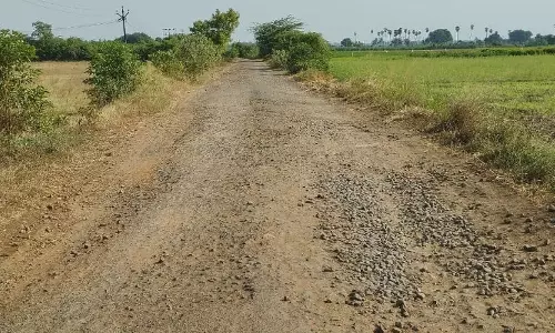 கரடு, முரடாக காட்சியளிக்கும் பகண்டை- செங்காடு சாலை சீரமைக்கப்படுமா? மாணவர்கள், பொதுமக்கள் எதிர்பார்ப்பு கரடு, முரடாக காட்சியளிக்கும் பகண்டை- செங்காடு சாலை சீரமைக்கப்படுமா? மாணவர்கள், பொதுமக்கள் எதிர்பார்ப்பு
