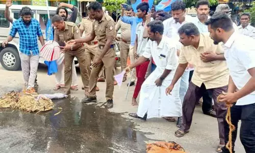 சாமியார் உருவப்பொம்மையை எரித்து போராட்டம்