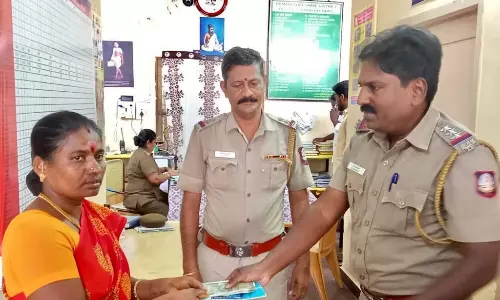 ஏ.டி.எம்.மில் தவறவிட்ட ரூ.10 ஆயிரத்தை பெண்ணிடம் ஒப்படைத்த போலீசார்