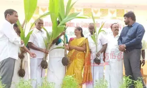 கீழடியில் பாரம்பரிய விதை திருவிழா விவசாயிகளுக்கு தென்னங்கன்று வழங்கப்பட்டது