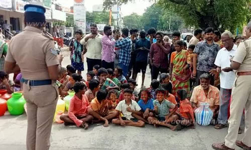 தாரமங்கலத்தில் குடிநீர் கேட்டுகாலிக்குடங்களுடன் பொதுமக்கள் சாலை மறியல்