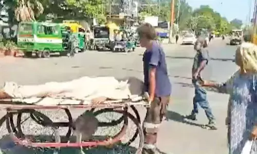 இறந்த மகனின் உடலை தள்ளுவண்டியில் ஏற்றி சென்ற தாய் - உத்தரபிரதேசத்தில் அவலம்