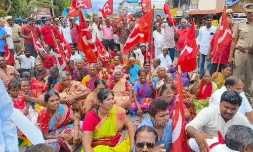 மார்க்சிஸ்ட் கம்யூனிஸ்டு கட்சியினர் சாலை மறியல்