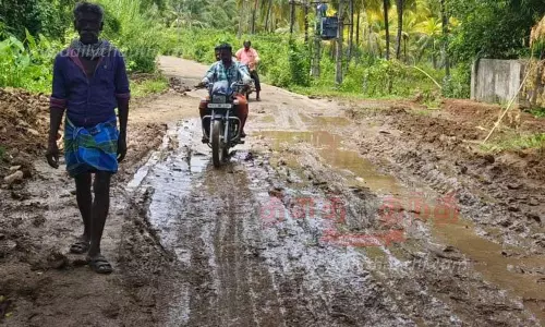 சேறும், சகதியுமான சாலையில் சிக்கி தவிக்கும் வாகனங்கள்