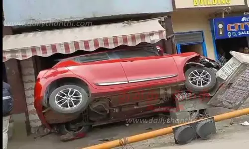 தாறுமாறாக ஓடிய கார், கடைக்குள் புகுந்தது