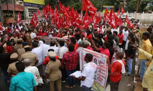மார்க்சிஸ்ட் கம்யூனிஸ்டு கட்சியினர் சாலை மறியல்
