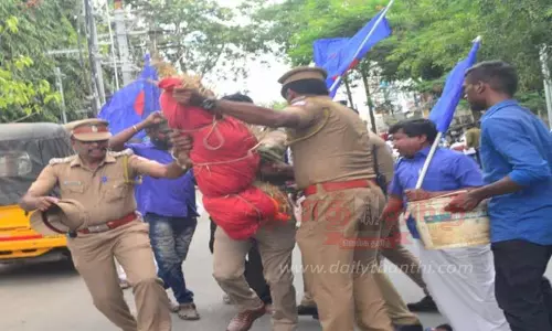 சாமியாரின் உருவபொம்மையை எரிக்க முயற்சி