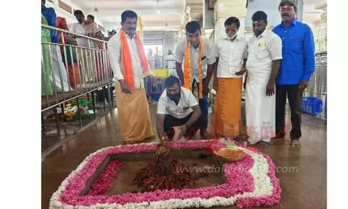 மாசாணி அம்மன் கோவிலில் மிளகாய் அரைத்து வழிபாடு