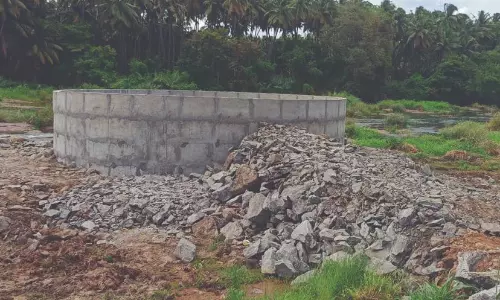 அமராவதி ஆற்றில் அனுமதியின்றி தோண்டப்பட்ட கிணறு