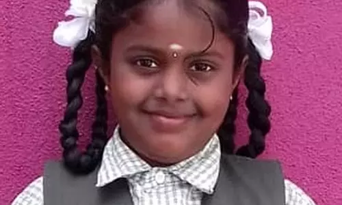 தரிகெரேயில்  பயணிகள் கூட்டத்திற்குள் தனியார் பஸ் புகுந்து பள்ளி மாணவி சாவு