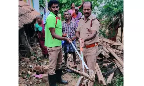 விவசாயி வீட்டுக்குள் புகுந்த பாம்பு