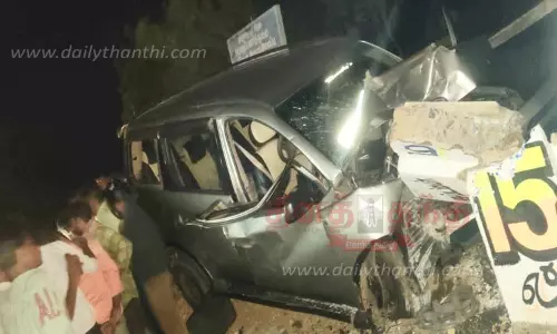 பாலத்தின் சுவரில் கார் மோதி 4 பேர் காயம்