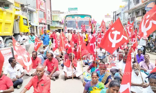 மத்திய அரசை கண்டித்துமார்க்சிஸ்ட் கம்யூனிஸ்டு கட்சியினர் மறியல்தர்மபுரியில் 78 பேர் கைது மத்திய அரசை கண்டித்துமார்க்சிஸ்ட் கம்யூனிஸ்டு கட்சியினர் மறியல்தர்மபுரியில் 78 பேர் கைது