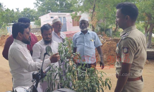 சாலையை சீரமைக்கக்கோரி மரக்கன்று நடும் போராட்டம்