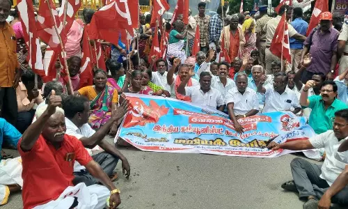 மார்க்சிஸ்ட் கம்யூனிஸ்டு கட்சி சார்பில்மத்திய அரசை கண்டித்து 8 இடங்களில் மறியல் :755 பேர் கைது