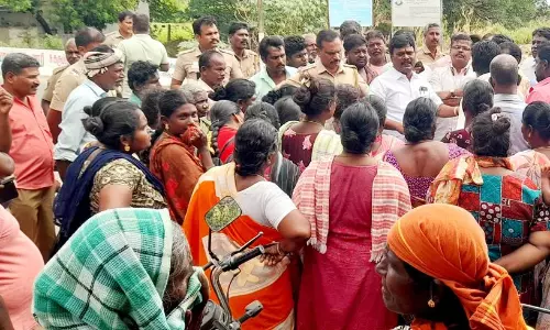 நில உரிமையாளரை கண்டித்து பொதுமக்கள் சாலைமறியல்