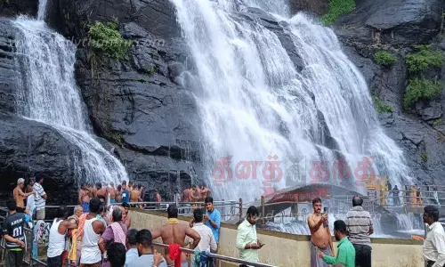 குற்றாலம் அருவிகளில் சுற்றுலா பயணிகள் உற்சாக குளியல்