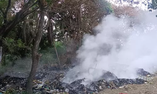 குப்பைகள் கொட்டப்பட்டு தீ வைத்து எரிப்பதால் சுகாதார சீர்கேடு