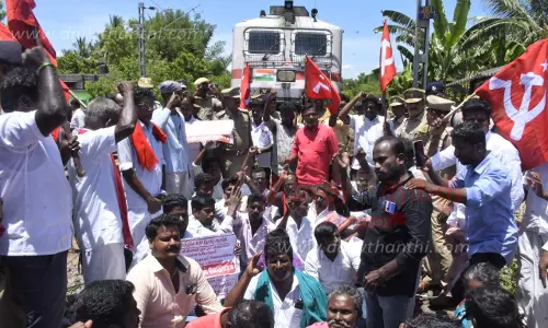 மார்க்சிஸ்ட் கம்யூனிஸ்டு கட்சியினர் ரெயில் மறியல்-முற்றுகை போராட்டம்