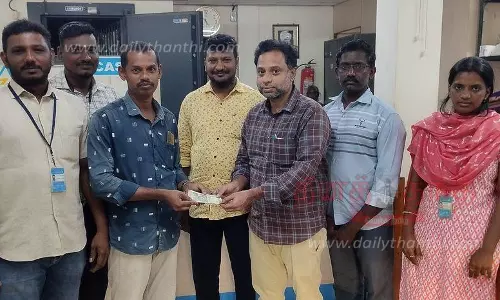 ரூ.7 ஆயிரத்தை வங்கி மேலாளரிடம் ஒப்படைத்த சலூன் கடைக்காரர்