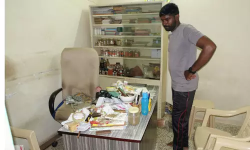 அடுத்தடுத்து 2 அலுவலகங்களின் பூட்டை உடைத்து திருட்டு அடுத்தடுத்து 2 அலுவலகங்களின் பூட்டை உடைத்து திருட்டு