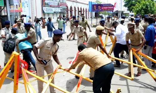 ரெயில் மறியலில் ஈடுபட முயன்ற கம்யூனிஸ்டு கட்சியினர் 80 பேர் கைது ரெயில் மறியலில் ஈடுபட முயன்ற கம்யூனிஸ்டு கட்சியினர் 80 பேர் கைது