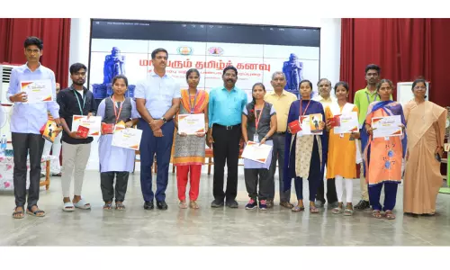 மாணவ-மாணவிகள் ஒளி விளக்காக இருக்க வேண்டும் மாணவ-மாணவிகள் ஒளி விளக்காக இருக்க வேண்டும்