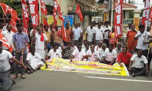 மாவட்டத்தில் சாலை, ரெயில் மறியலில் ஈடுபட்டகம்யூனிஸ்டு கட்சியினர் 156 பேர் கைது