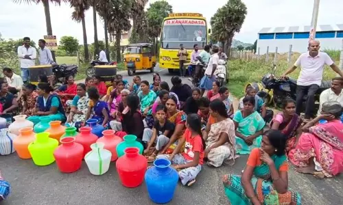 காலி குடங்களுடன் பெண்கள் சாலை மறியல் காலி குடங்களுடன் பெண்கள் சாலை மறியல்