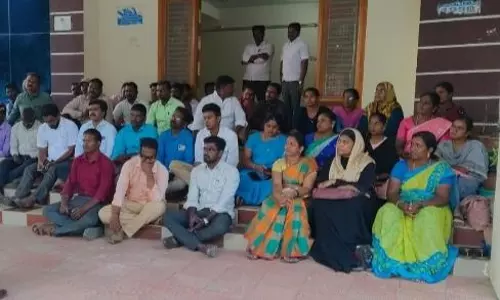 கிராம நிர்வாக அலுவலர் சங்கத்தினர் காத்திருப்பு போராட்டம்
