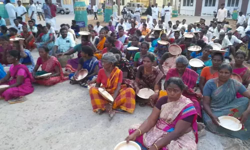 இறந்தவரின் உடலை வாங்க மறுத்து உறவினர்கள் தட்டு ஏந்தி போராட்டம்