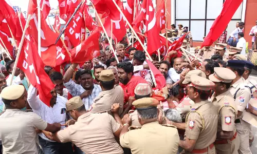 சேலத்தில் ரெயில் மறியலுக்கு முயற்சி:மார்க்சிஸ்ட் கம்யூனிஸ்டு கட்சியினர் 195 பேர் கைதுபோலீசாருடன் தள்ளுமுள்ளு-வாக்குவாதம்