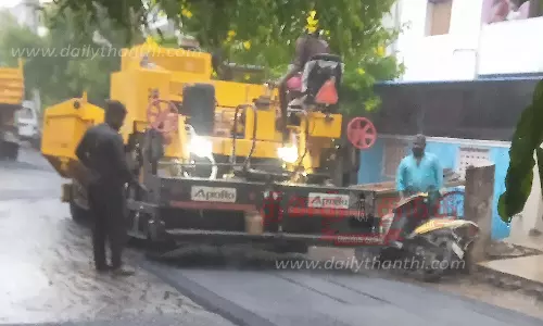 கொட்டும் மழையில் தார்சாலை அமைக்கும் பணி; மக்கள் வரிப்பணம் வீணாவதாக பொதுமக்கள் குற்றச்சாட்டு